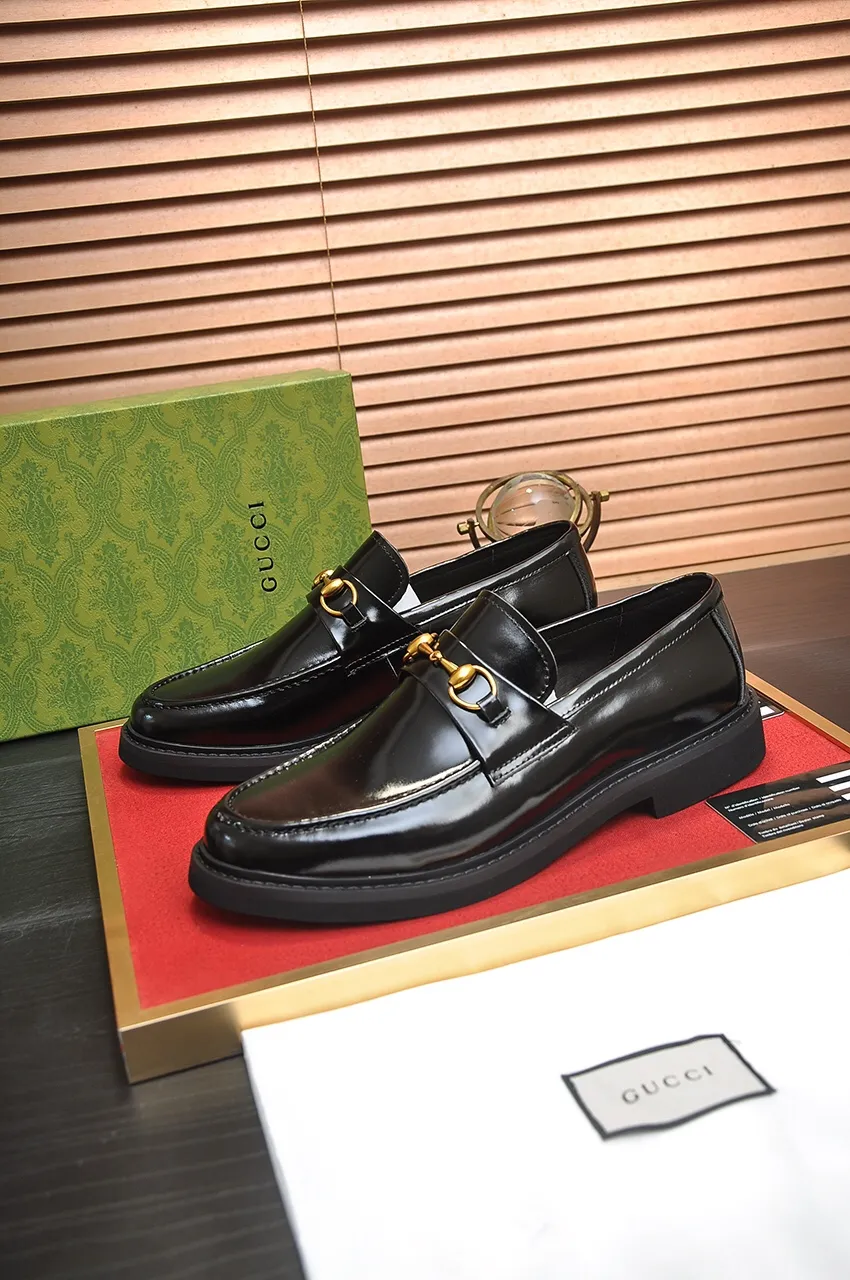 Men's shoes💰540💶Italy's top luxury men's shoe giant (GUCCI) (Gucci) (full cowhide lining) new arrival🍃Original European style🔰 Pleasant to the eye😍In order to make the shoes more durable and non-deformable🌀The production continues to follow traditional methods but there is still no lack of innovation💪Choose original sheepskin for the leather♻️ Smooth and natural And extra bright ⭐Made of imported cowhide, the first choice of rich people 38-45 (45 customized)